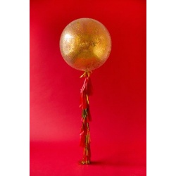 Большой шар с квадратным золотым конфетти на гирлянде