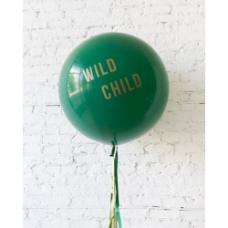 Большой шар зеленый с надписью на гирлянде